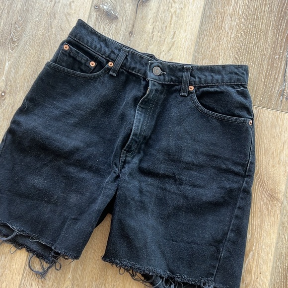 Vintage Levi black distressed hem denim shorts - Picture 2 of 3